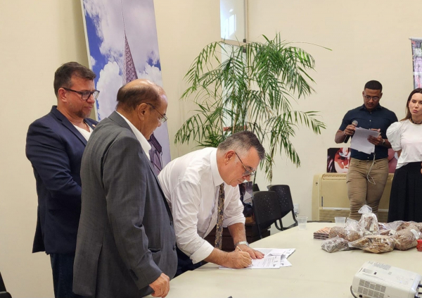 Le directeur régional du CIRAD au Brésil, Pierre Marraccini, signe l’accord tripartite de coopération avec IDEFLOR-BIO et UEPA, visant l’appui au peuple indigène Tembé © R. Poccard-Chapuis, Cirad